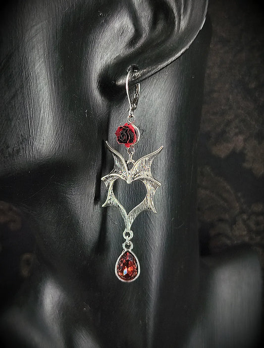 Boucles d'oreilles gothique coeur démoniaque, perle et rose fait main