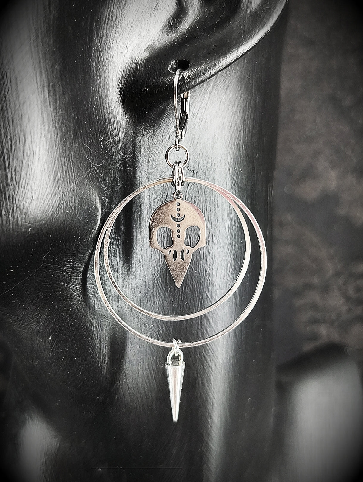 Boucles d'oreilles gothique corbeau avec anneaux en acier inoxydable et pointes fait main