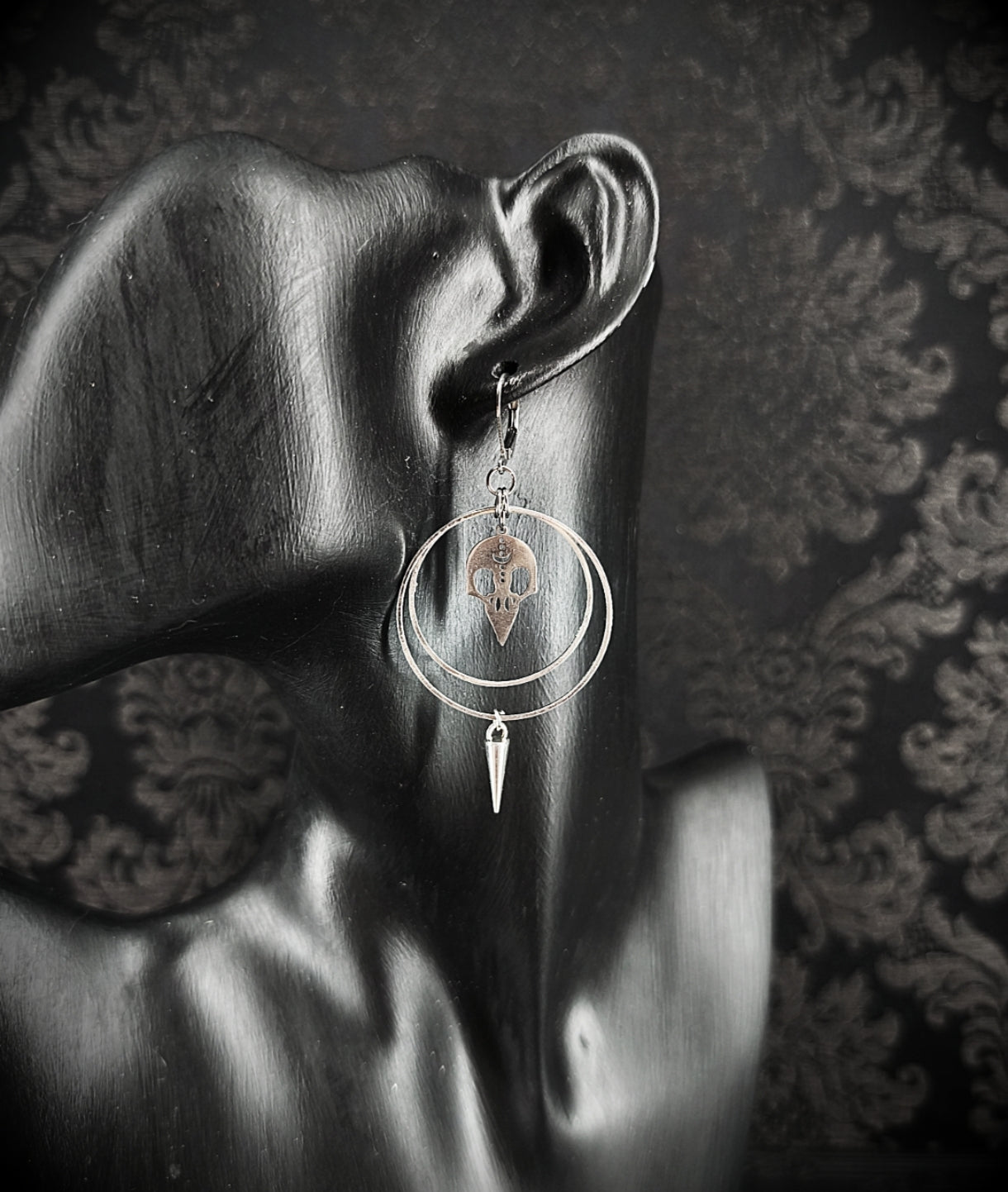 Boucles d'oreilles gothique corbeau avec anneaux en acier inoxydable et pointes fait main portées 