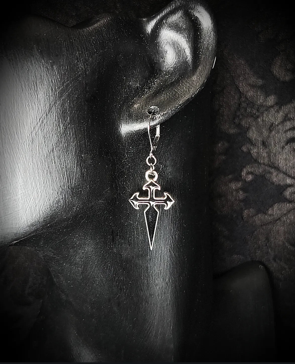 Boucles d'oreilles gothique croix noire ajourée fait main  