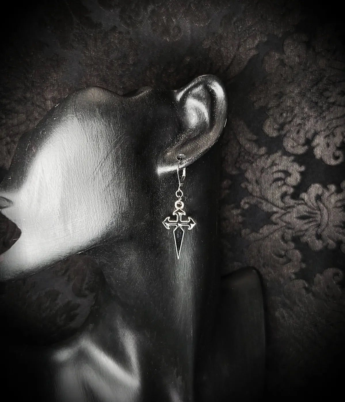 Boucles d'oreilles gothique croix noire ajourée fait main unique 