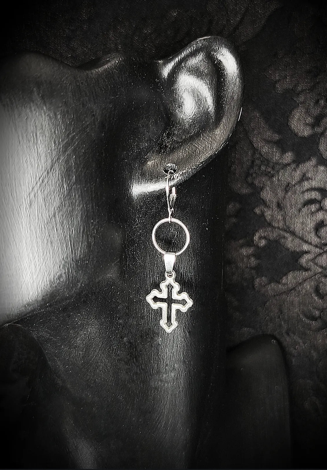Boucles d'oreilles gothique croix ornementale avec anneau fait main  