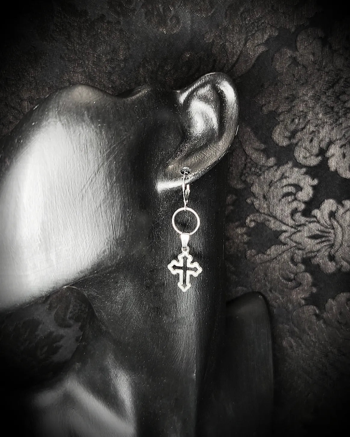 Boucles d'oreilles gothique croix ornementale fait main  