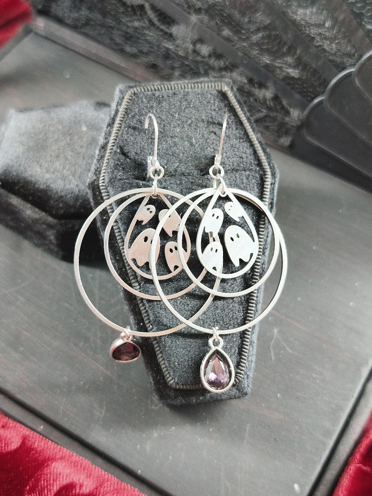 Boucles d'oreilles gothique fantômes avec anneaux en acier inoxydable et perles fait main