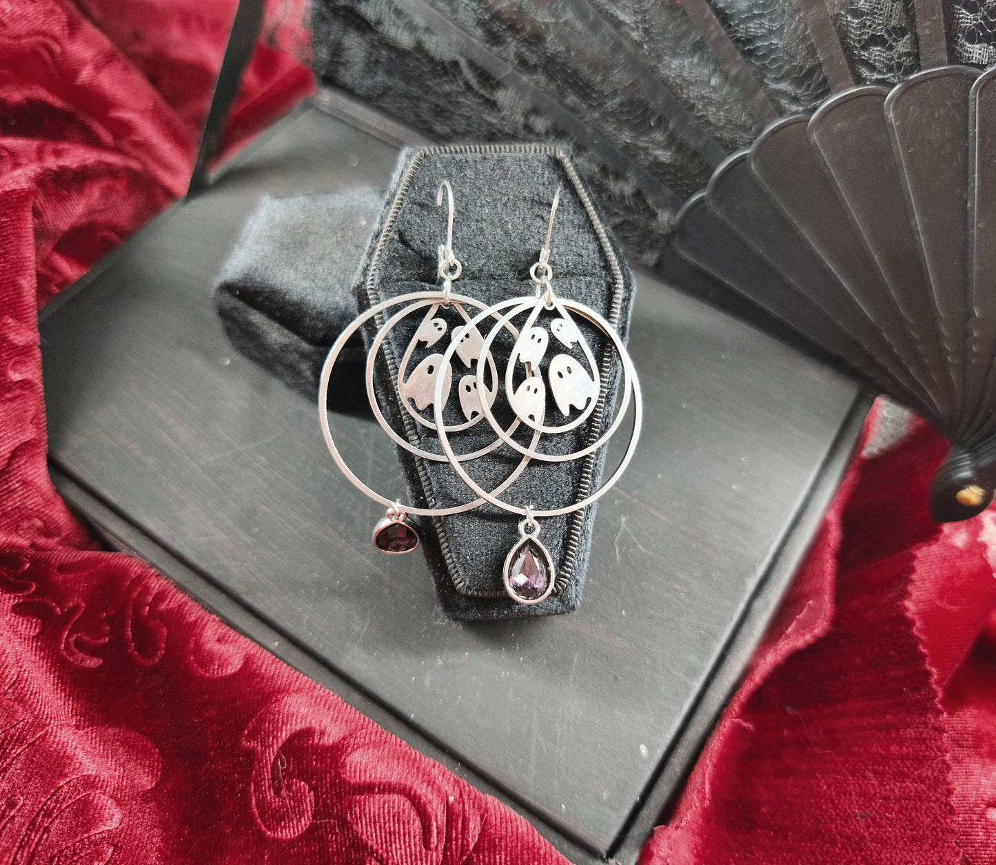 Boucles d'oreilles gothique fantômes avec anneaux en acier inoxydable et perles fait main unique