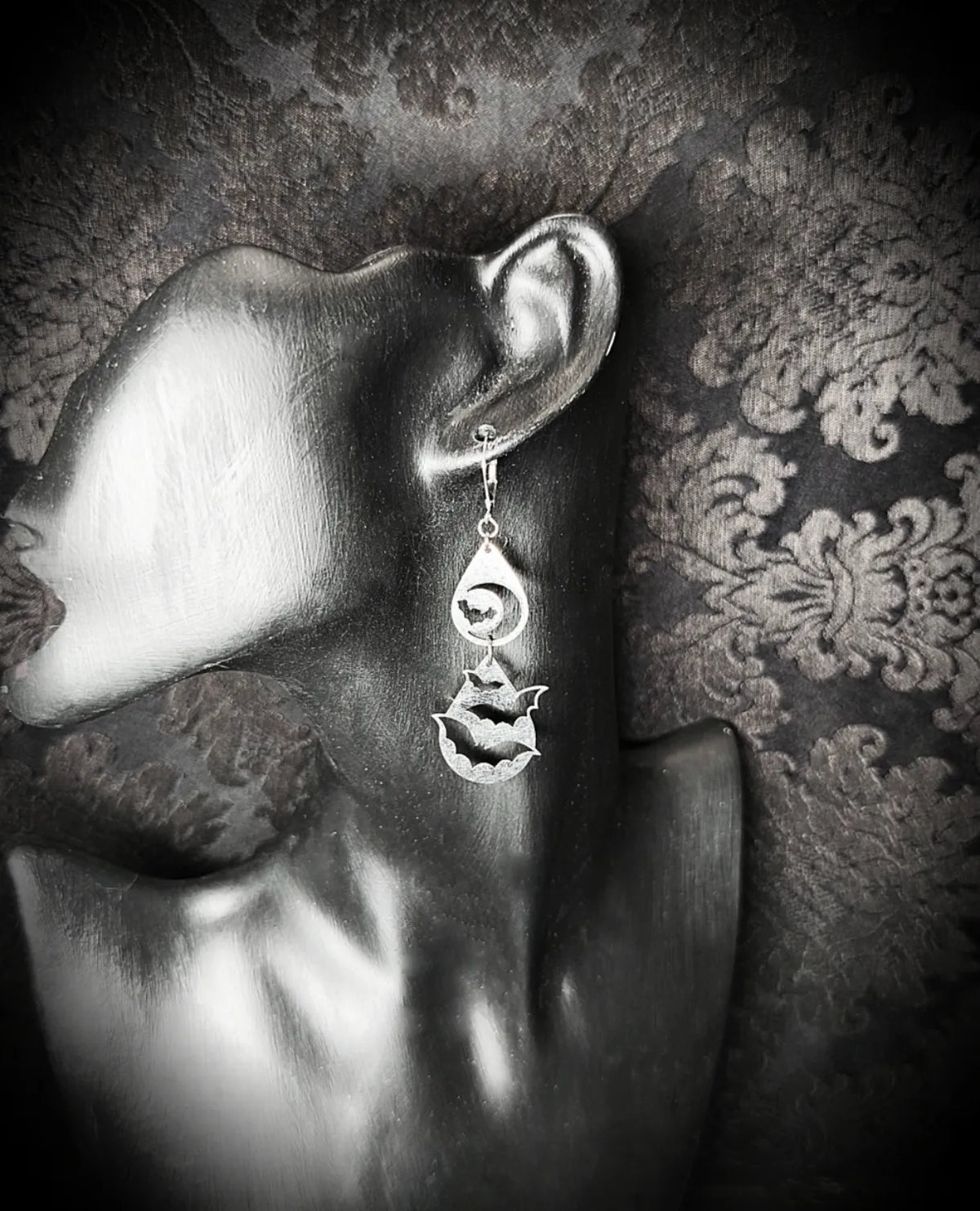 Boucles d'oreilles gothique goutte avec lune et chauve-souris avec deuxième pendentif chauve-souris en acier inoxydable fait main