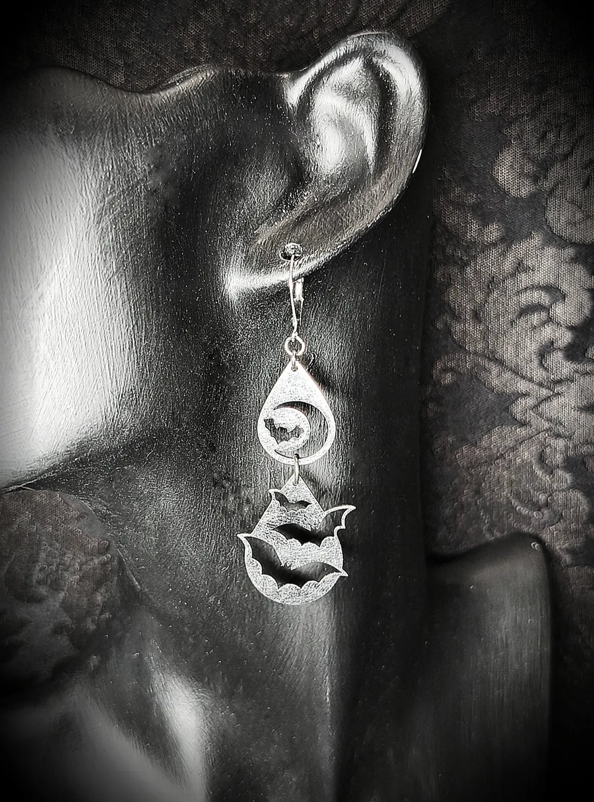 Boucles d'oreilles gothique goutte avec lune et chauve-souris avec deuxième pendentif chauve-souris en acier inoxydable fait main unique 