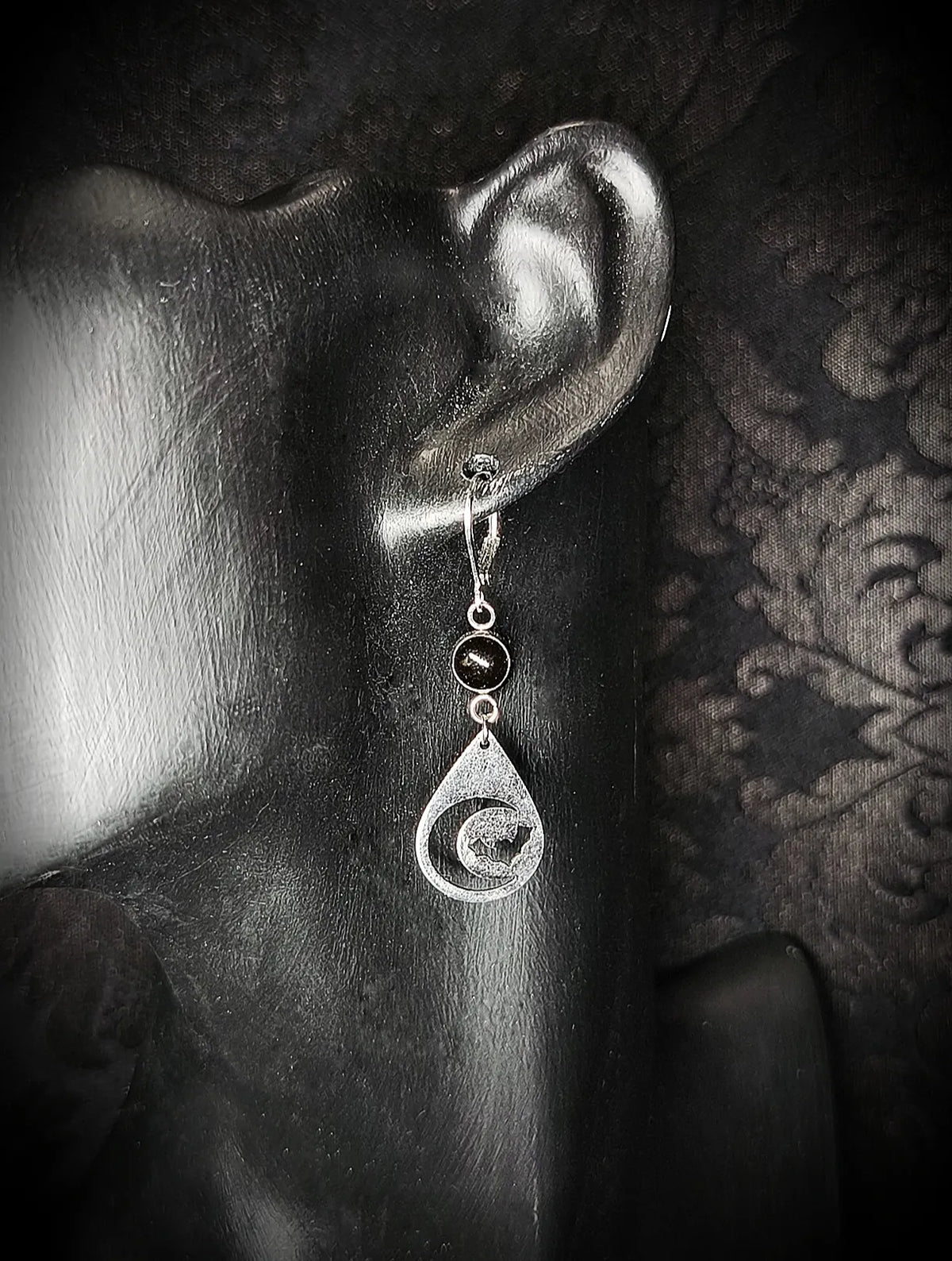 Boucles d'oreilles gothique goutte avec lune et chauve-souris avec une goutte noire en acier inoxydable fait main