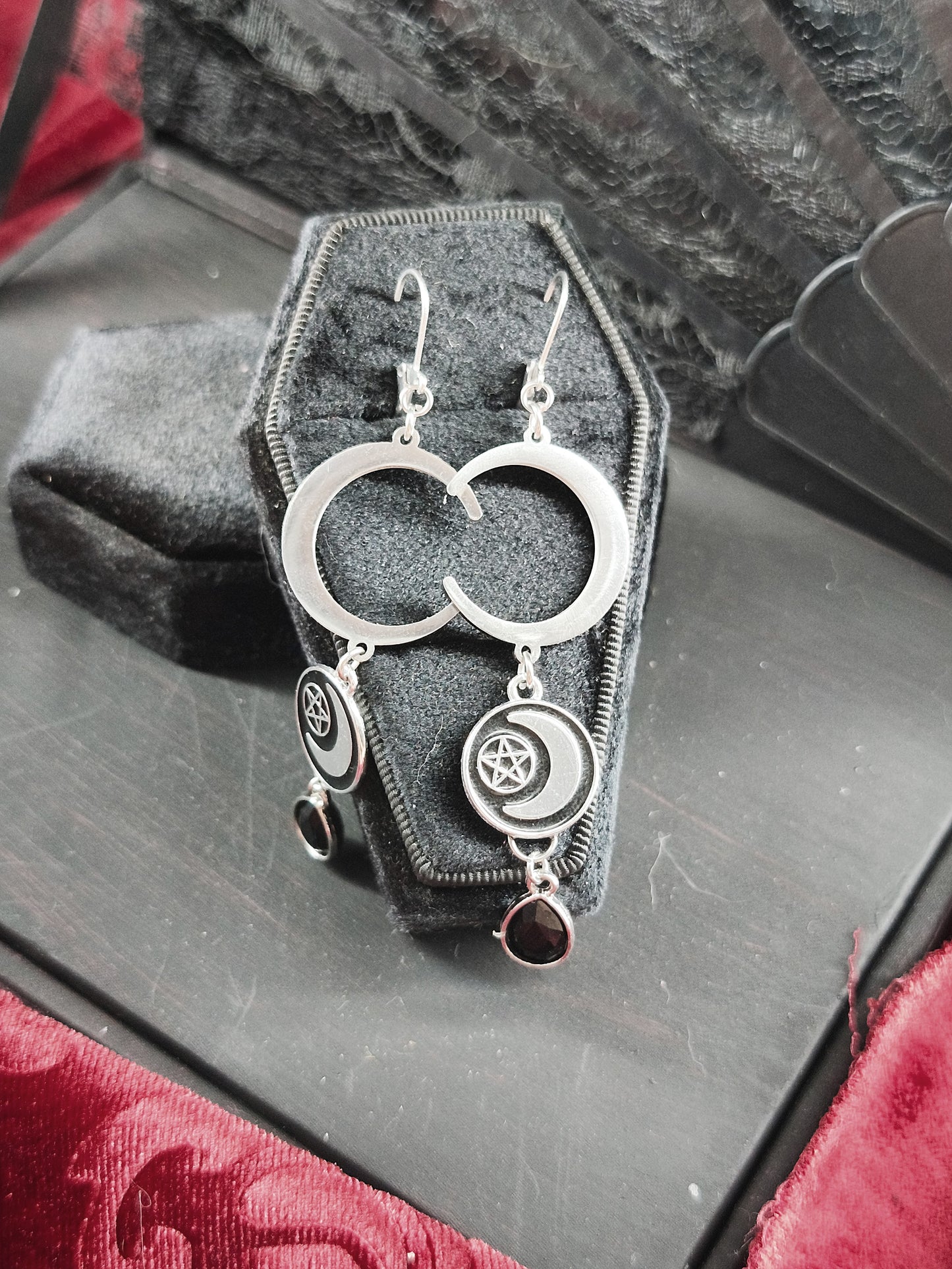 Boucles d'oreilles gothique lune avec perle en verre et en acier inoxydable fait main 