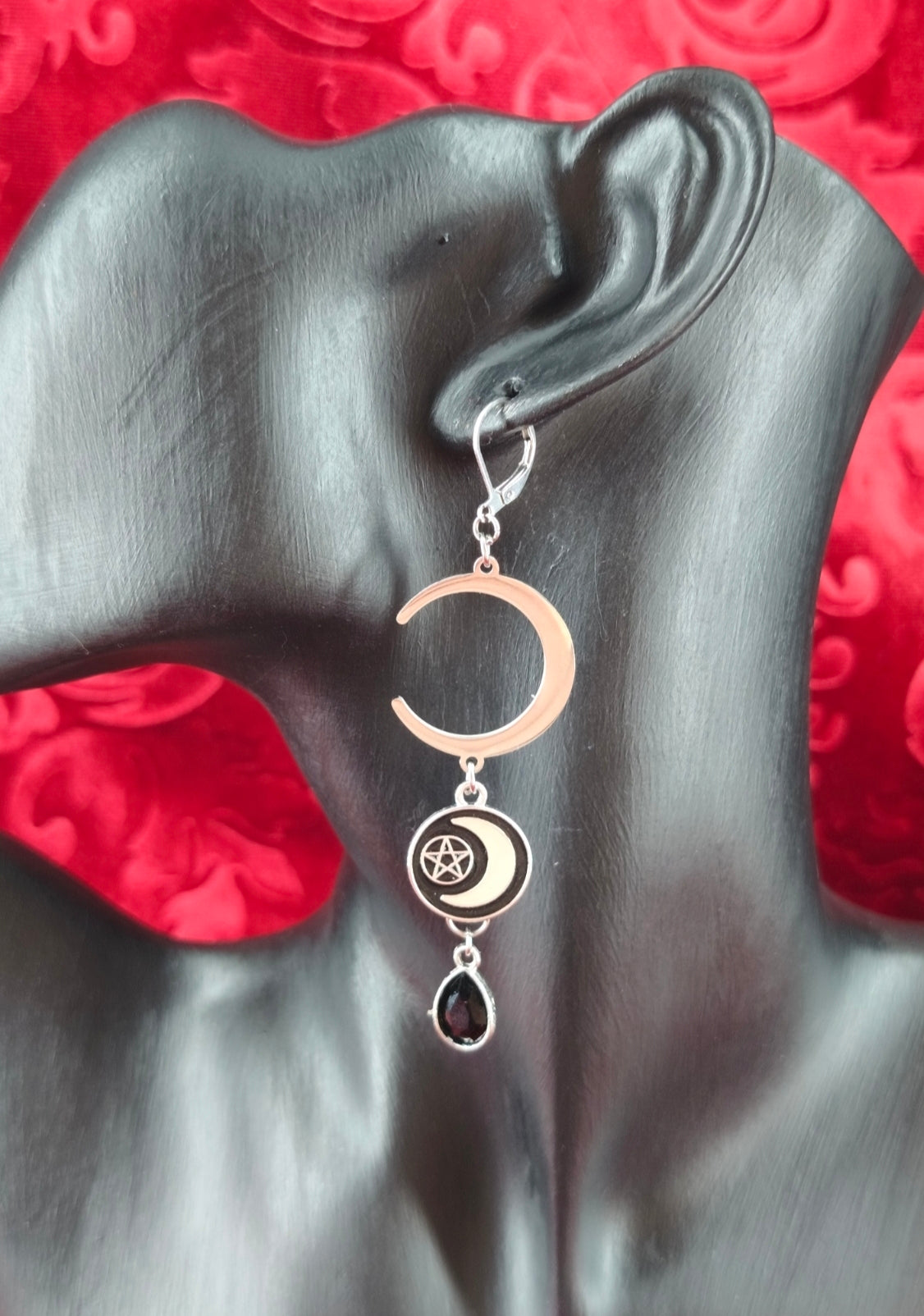 Boucles d'oreilles gothique lune avec perle en verre et en acier inoxydable fait main portées 