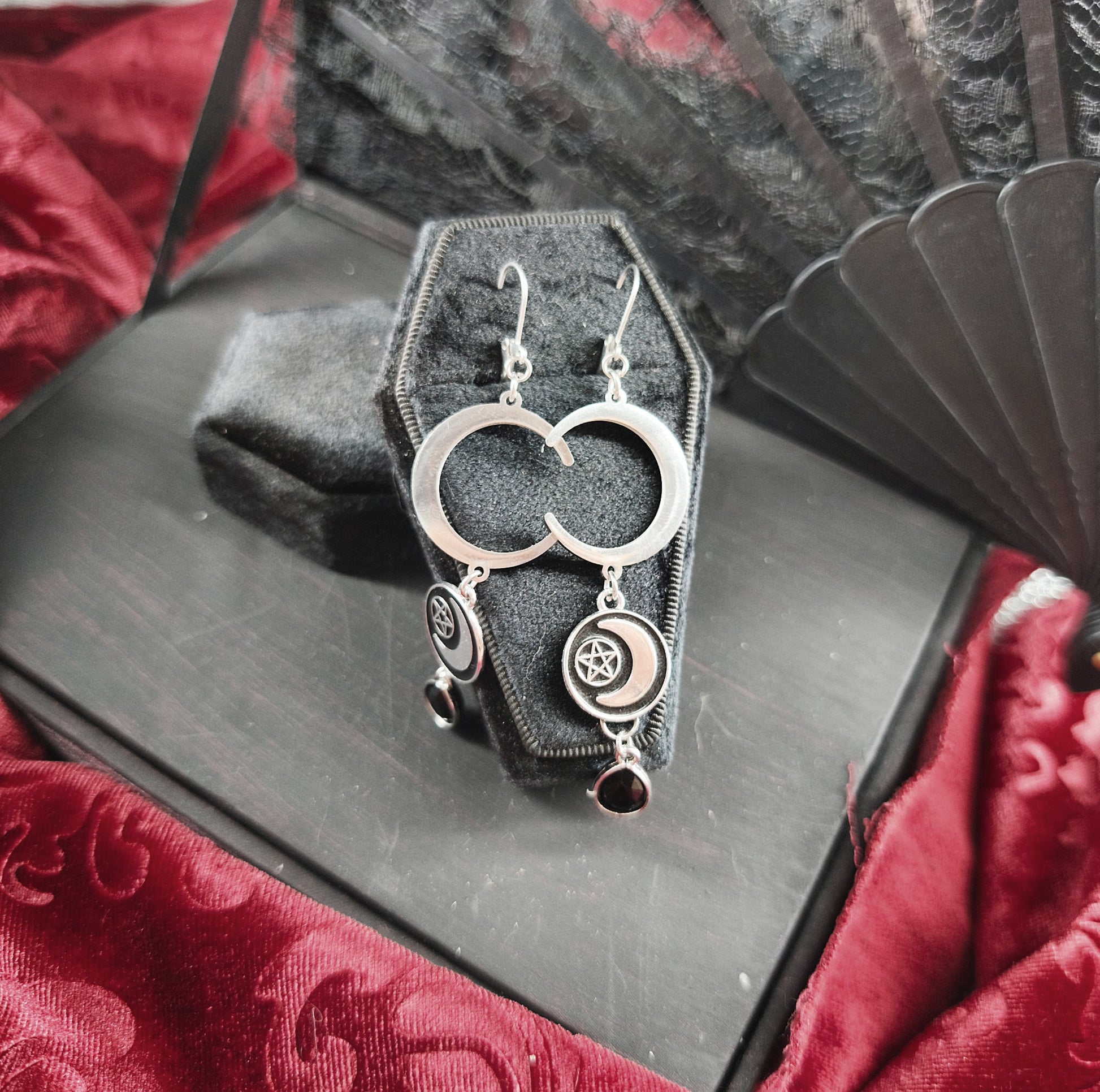 Boucles d'oreilles gothique lune avec perle en verre et en acier inoxydable fait main unique 