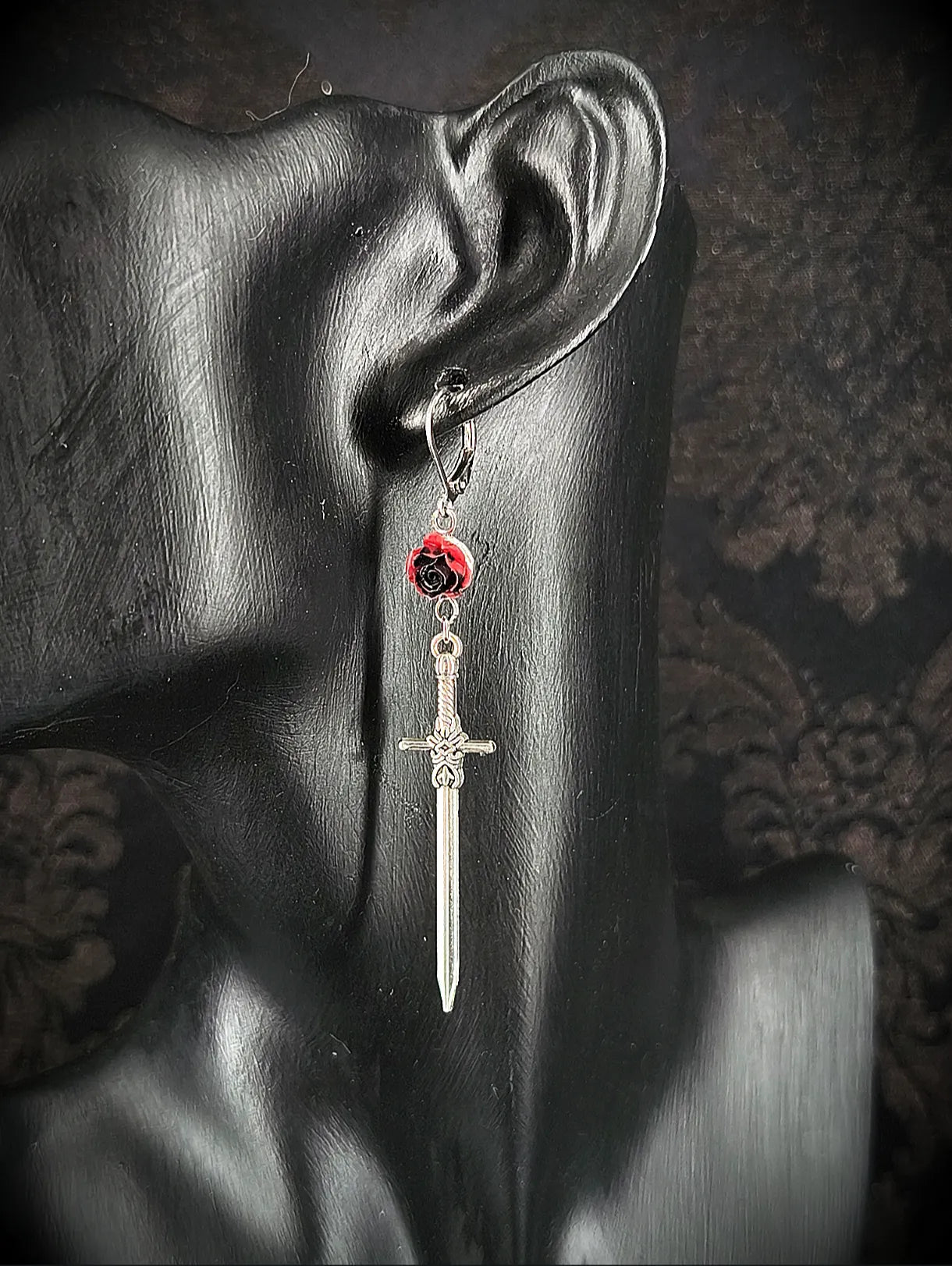 Boucles d'oreilles gothique unique avec épée et rose