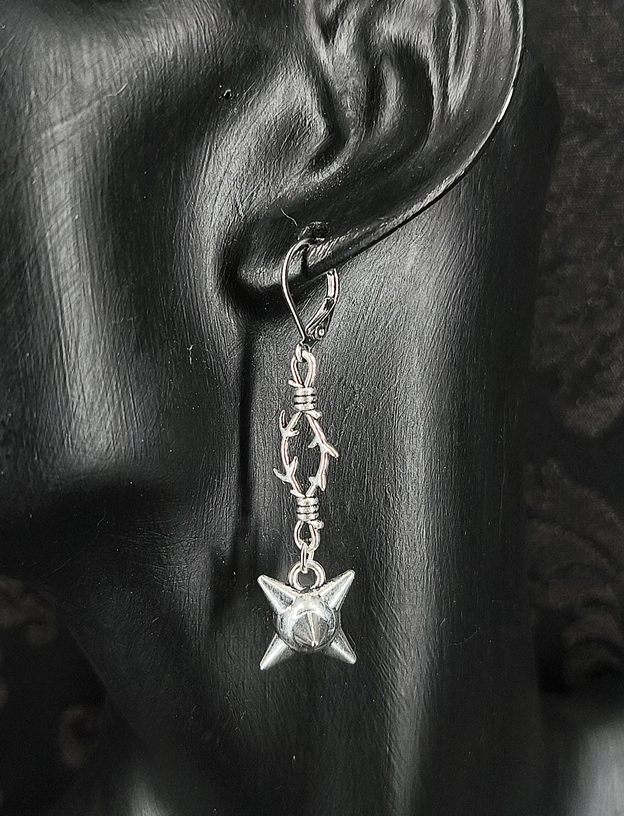 Boucles d'oreilles gothique unisexe avec barbelés et pendentif étoile du matin fait main