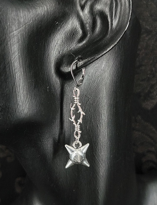 Boucles d'oreilles gothique unisexe avec barbelés et pendentif étoile du matin fait main