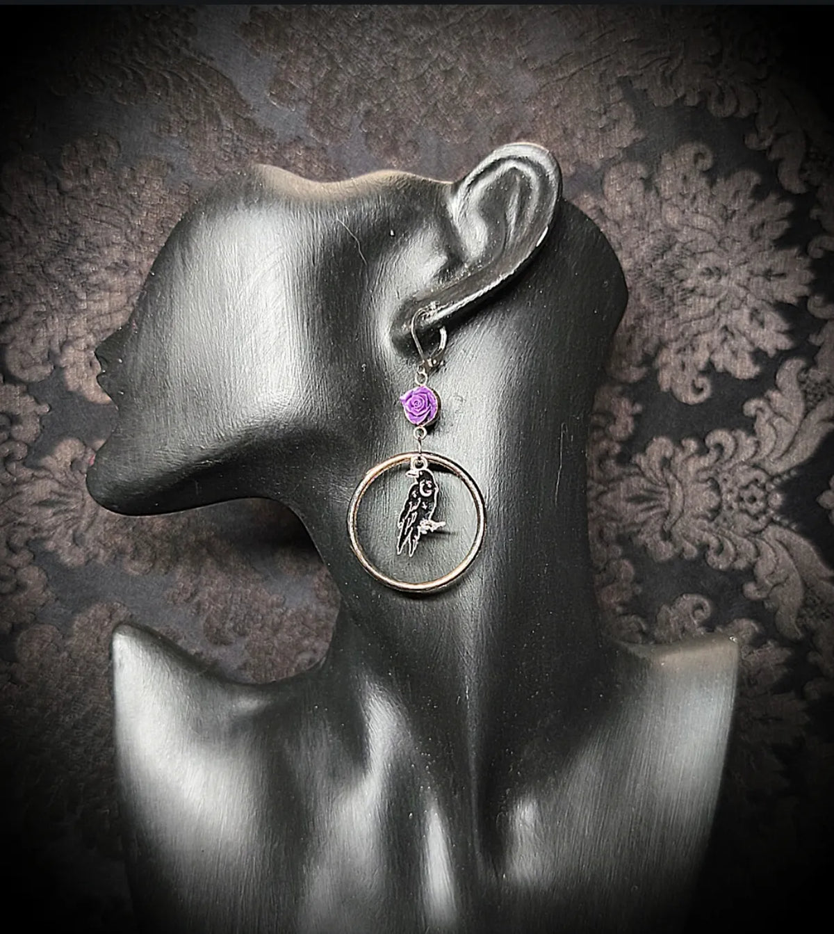 Boucles d’oreilles gothiques Corbeau avec anneau et rose violette fait main