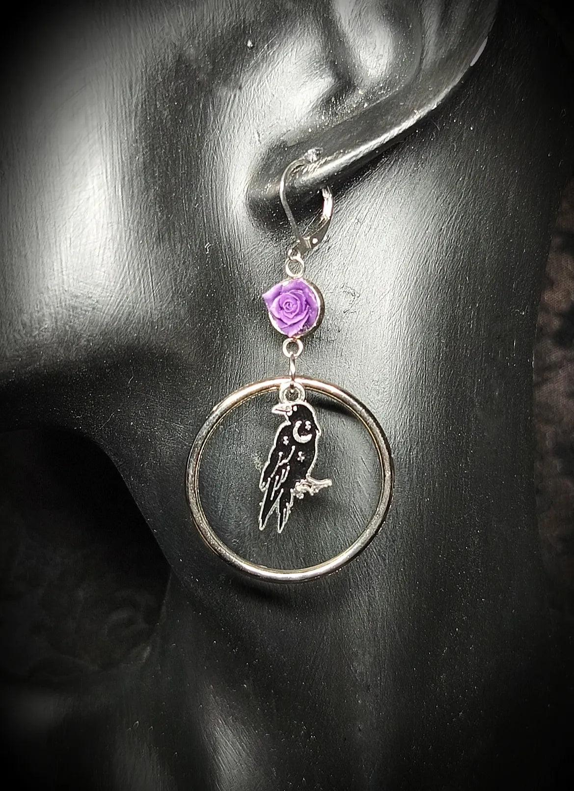 Boucles d’oreilles gothiques Corbeau avec anneau et rose violette fait main unique 