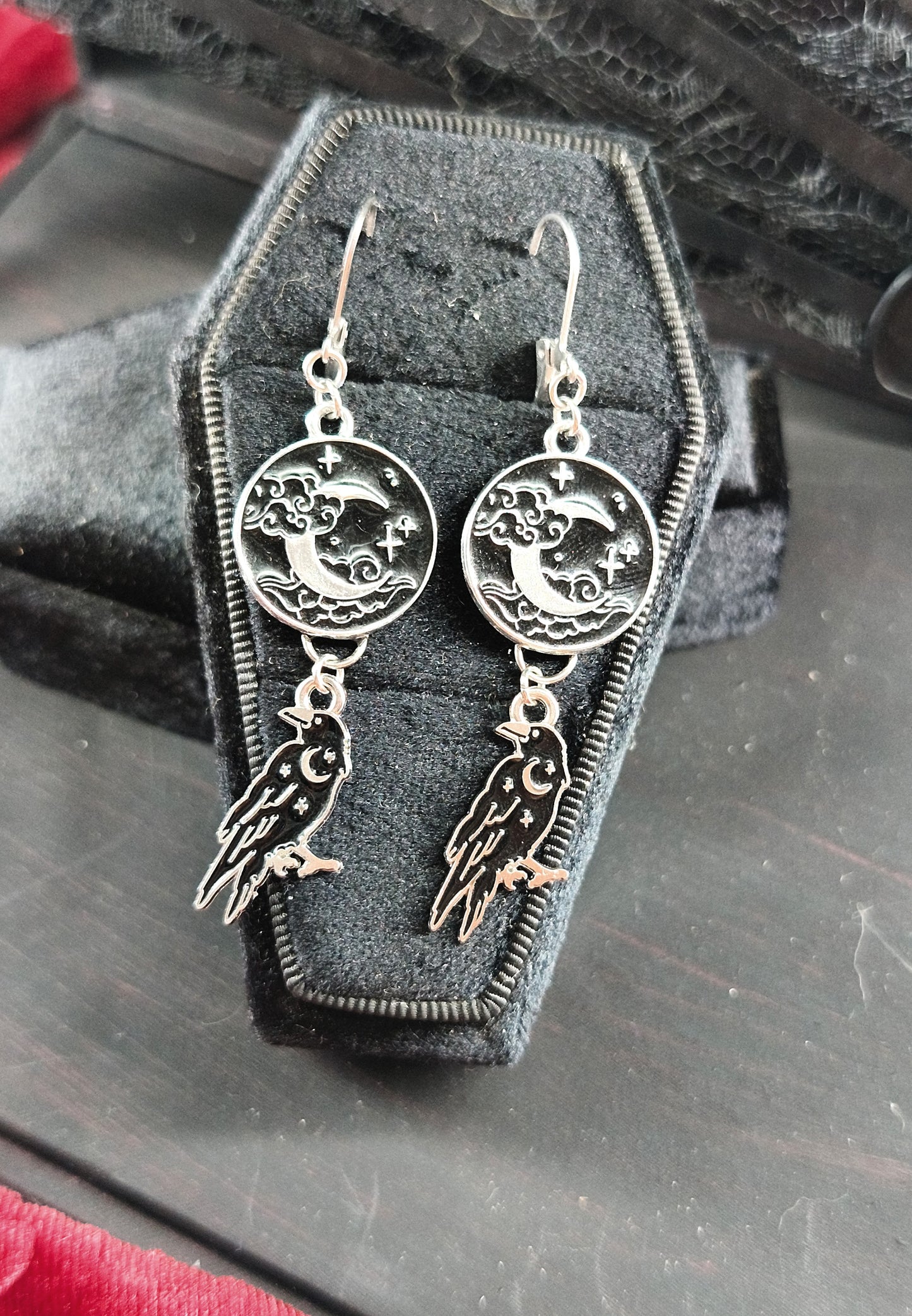 Boucles d’oreilles gothiques Corbeau et Lune – Bijoux witchy faits main