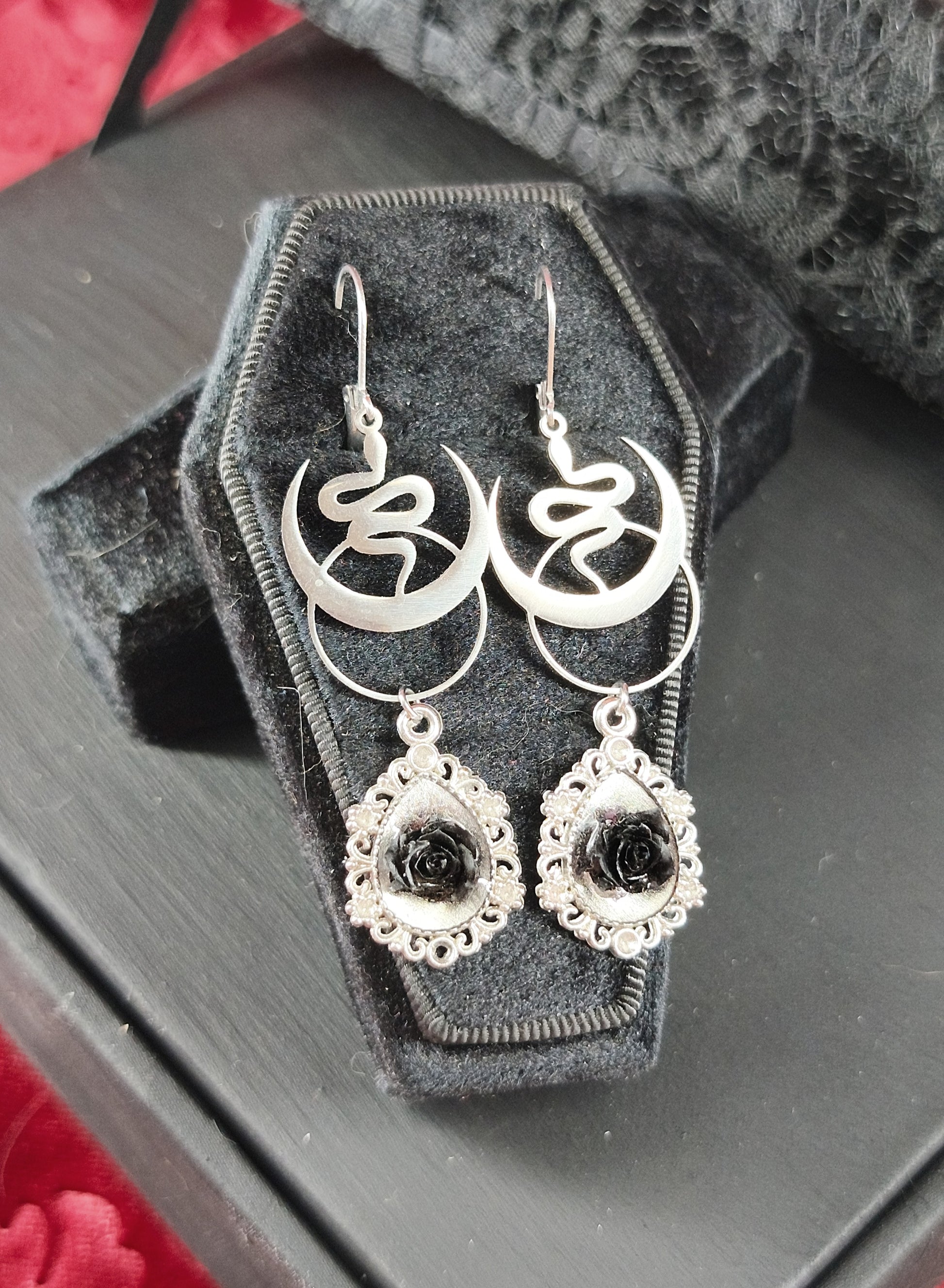 Boucles d’oreilles gothiques Serpent & Lune et roses noires