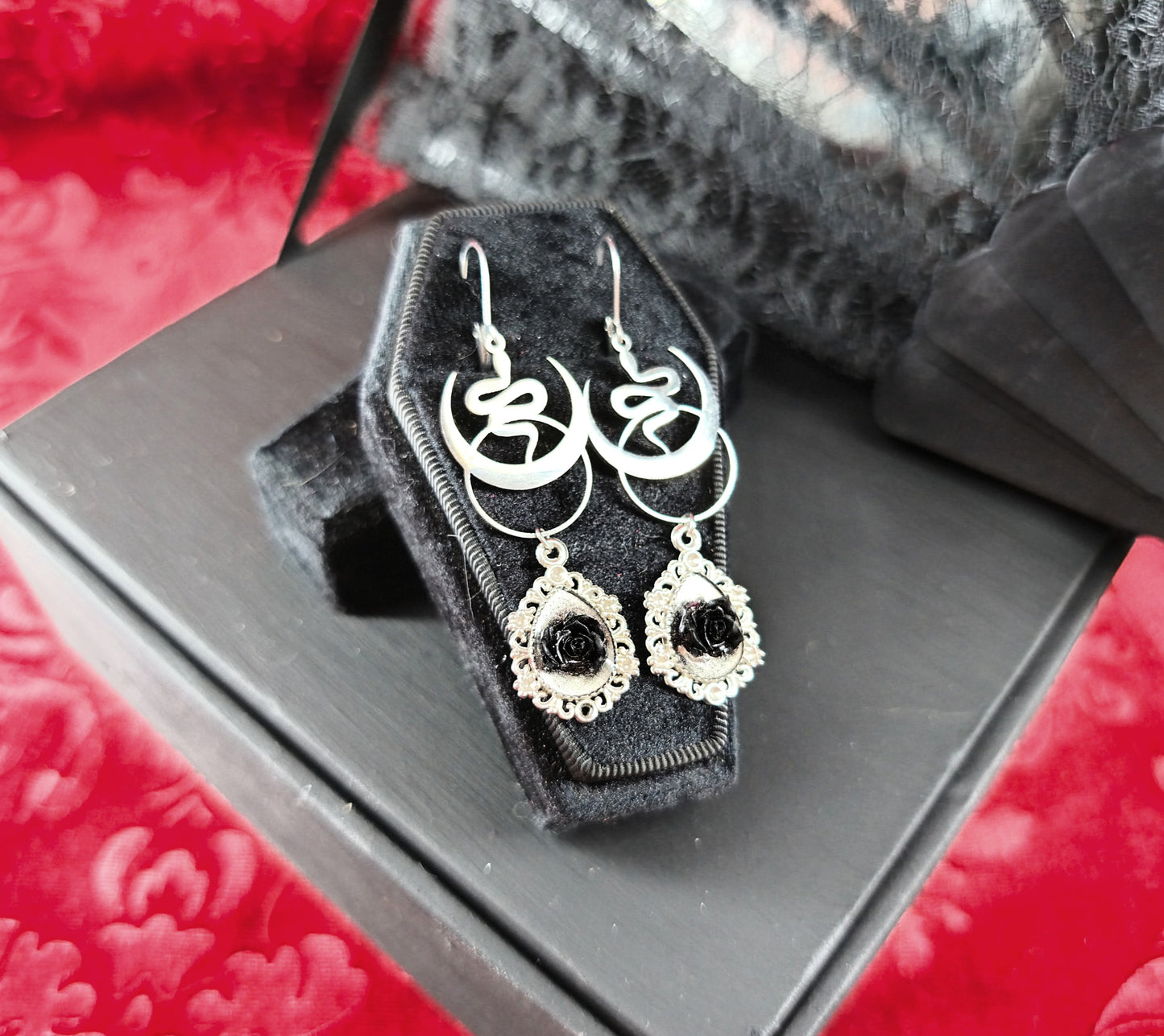 Boucles d’oreilles gothiques Serpent & Lune et roses noires fait main