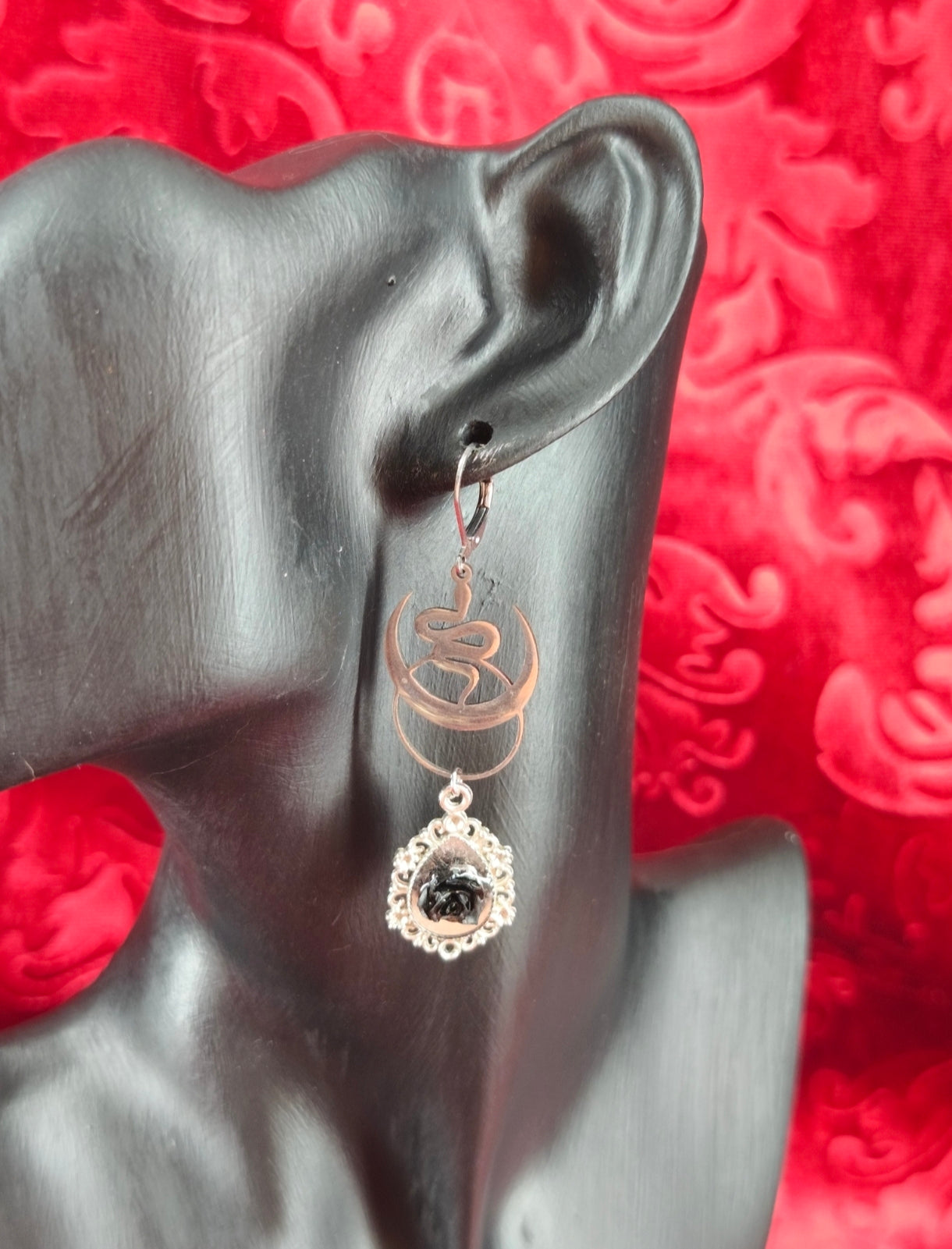 Boucles d’oreilles gothiques Serpent & Lune et roses noires portées