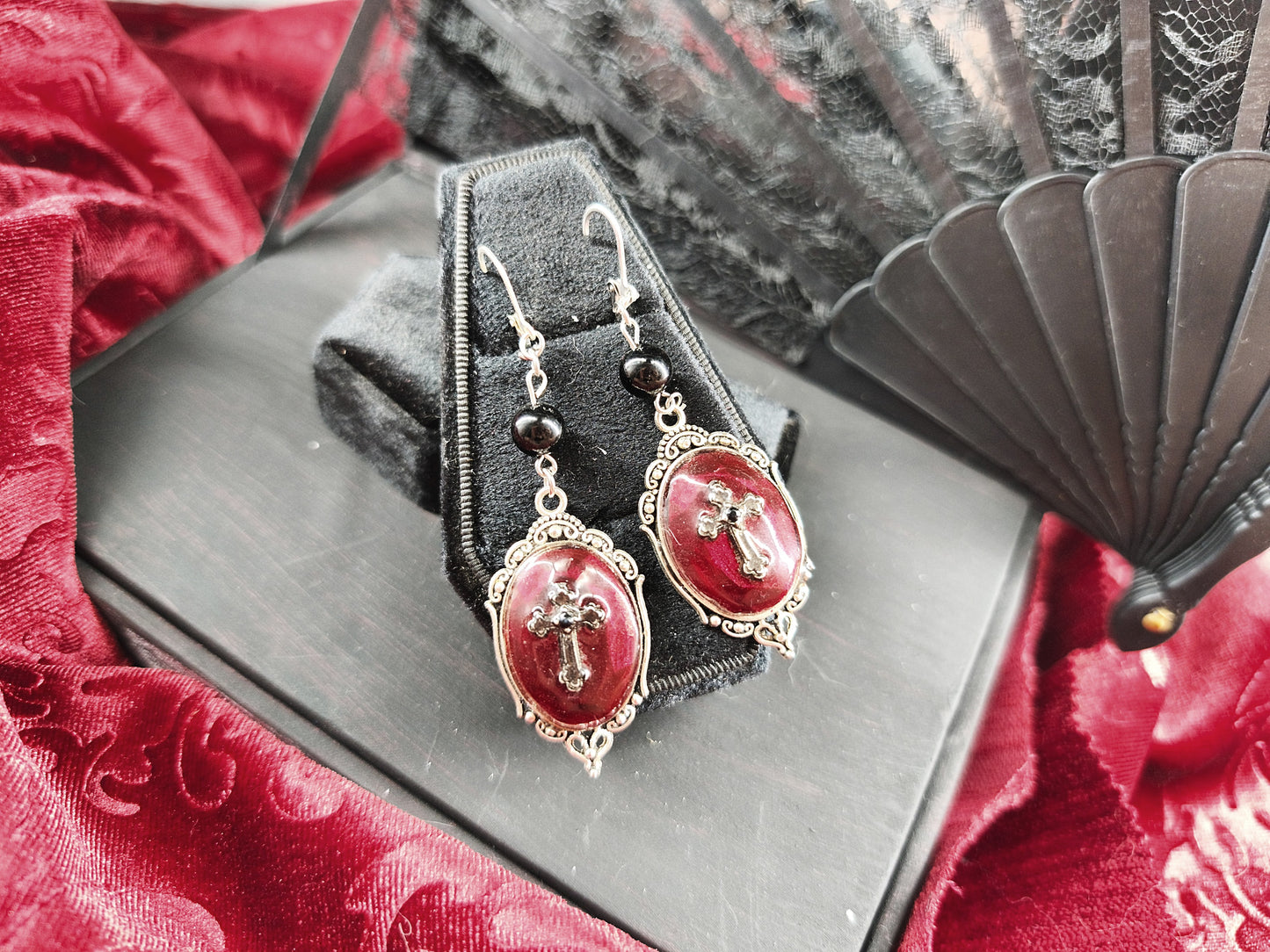 Boucles d’oreilles gothiques faites main avec médaillons rouges, croix argentées et perles noires.m unique 