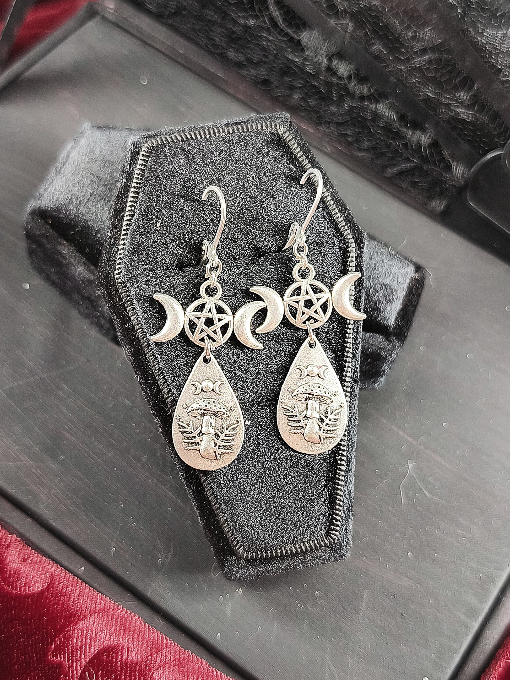 Boucles d’oreilles gothiques triple lune avec pendentif champignon – Fait main