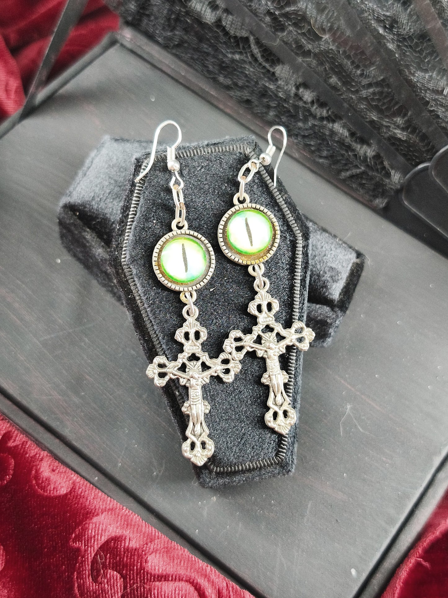 Boucles d’oreilles œil reptile & croix gothique fait main 