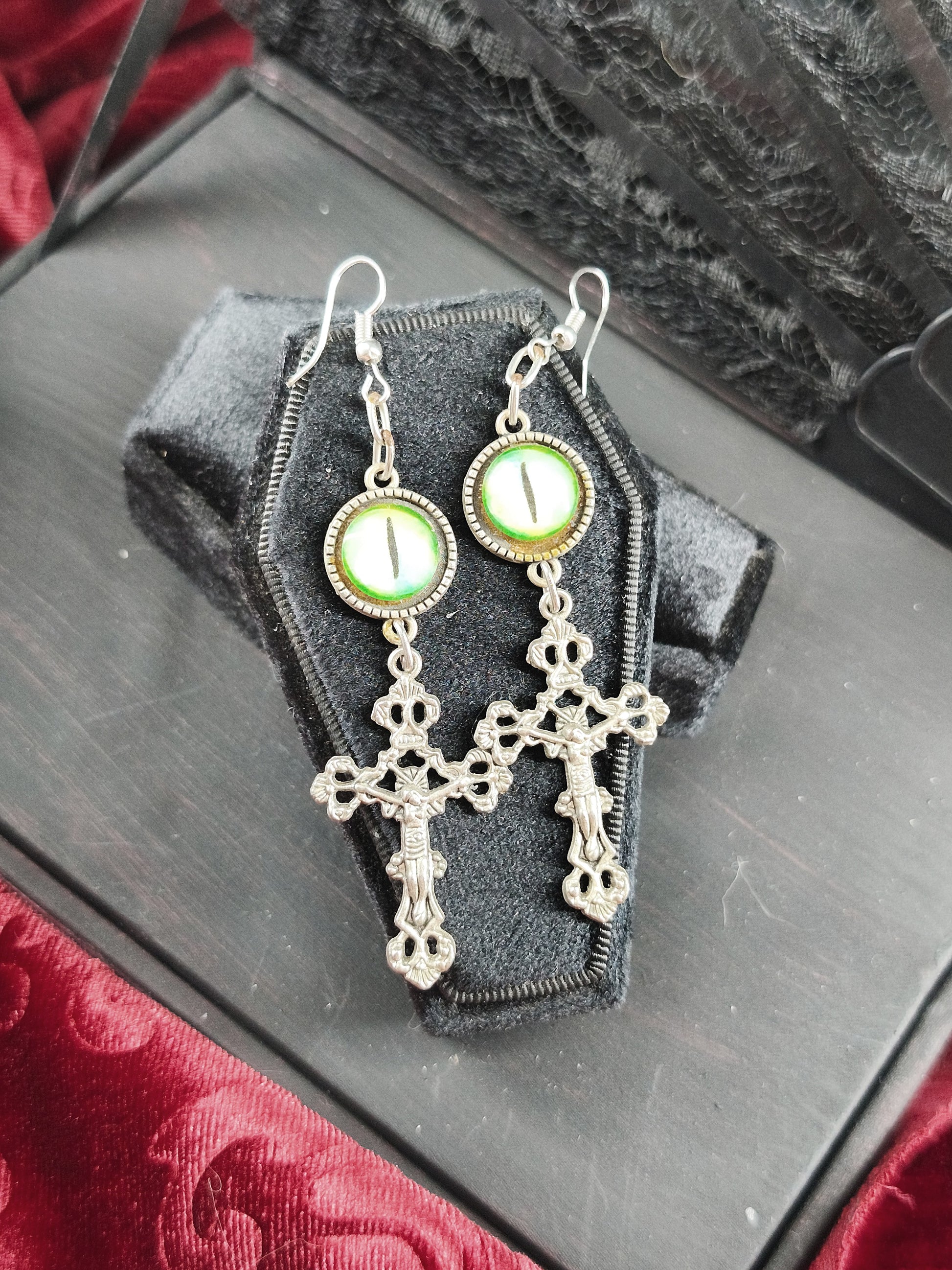 Boucles d’oreilles œil reptile & croix gothique fait main 
