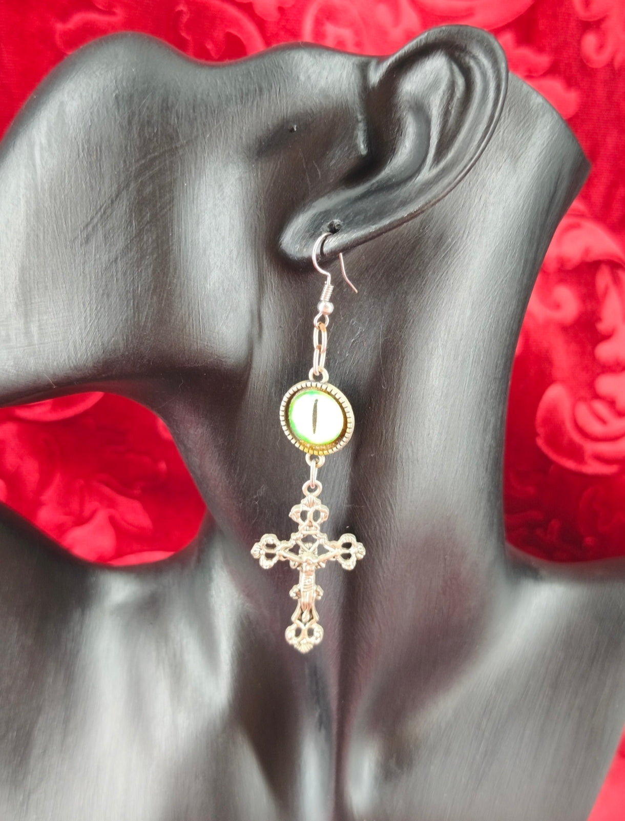 Boucles d’oreilles œil reptile & croix gothique portées 