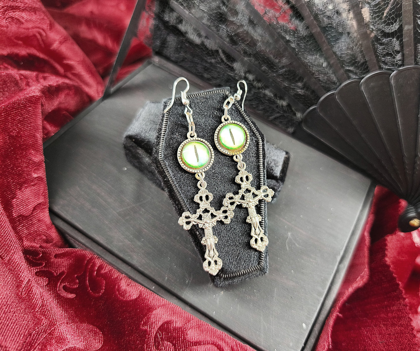 Boucles d’oreilles œil reptile & croix gothique vue d'ensemble 