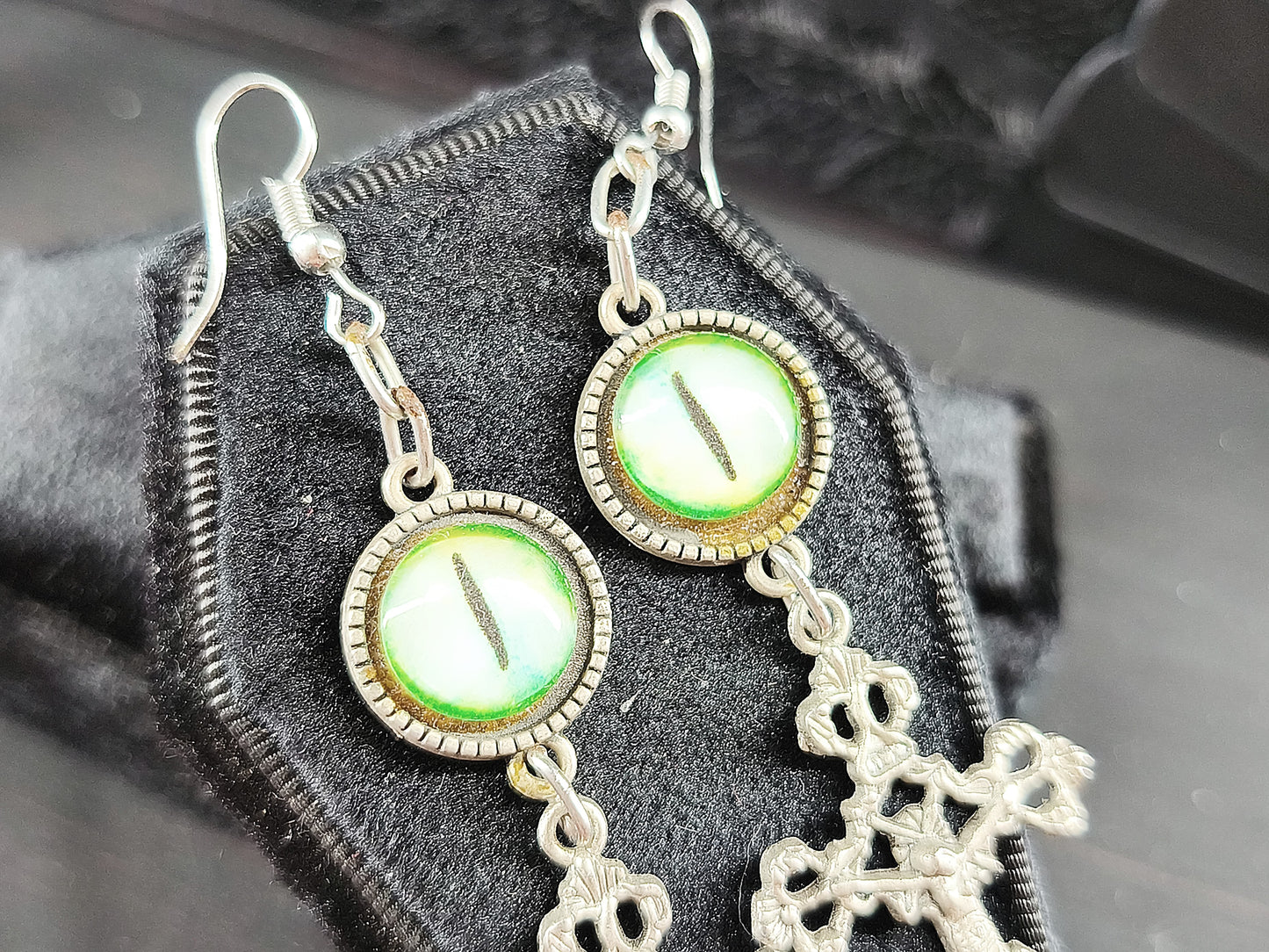 Détails des yeux de la paire de boucles d’oreilles œil reptile & croix gothique 