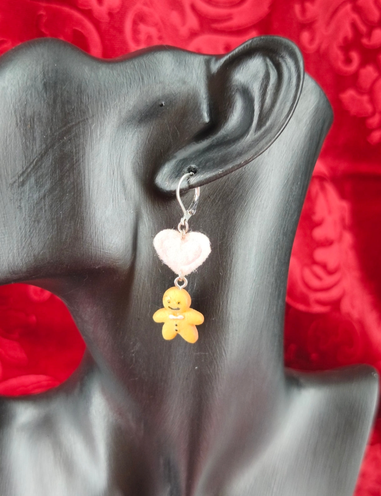 Boucles d’oreilles pain d’épice kawaii cœur rose portées 