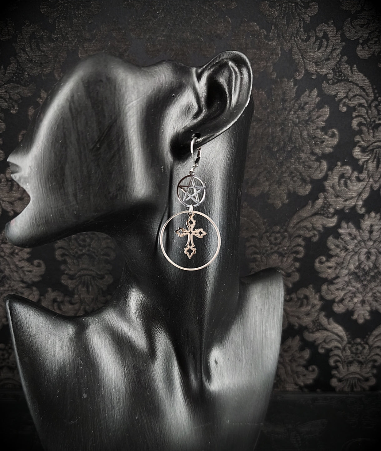 Boucles d’oreilles pentacle & croix gothique en acier inoxydable portées 