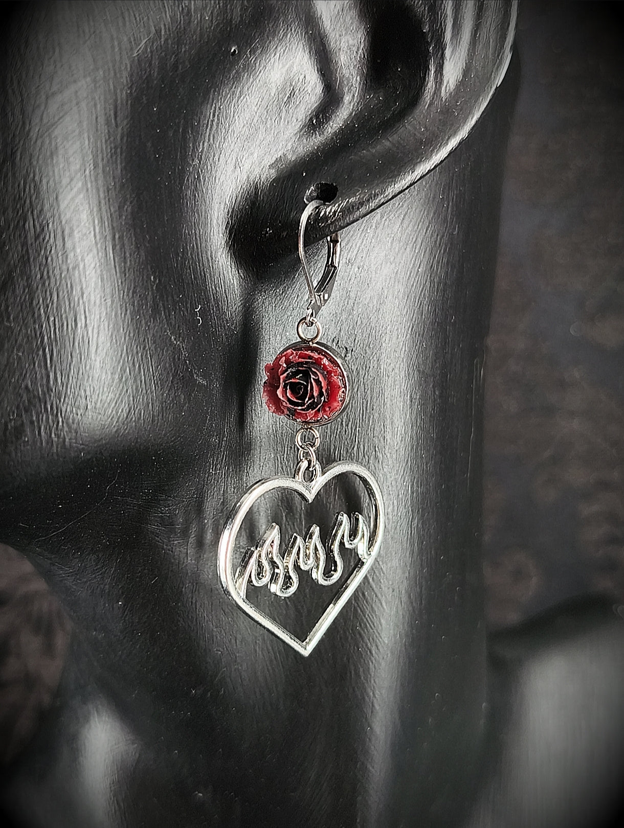 Boucles d’oreilles roses rouges et noires avec cœur enflammé fait main