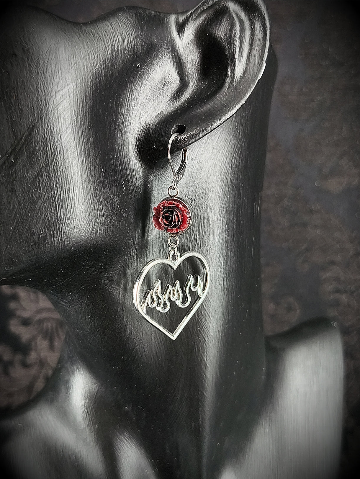 Boucles d’oreilles roses rouges et noires avec cœur enflammé fait main unique 