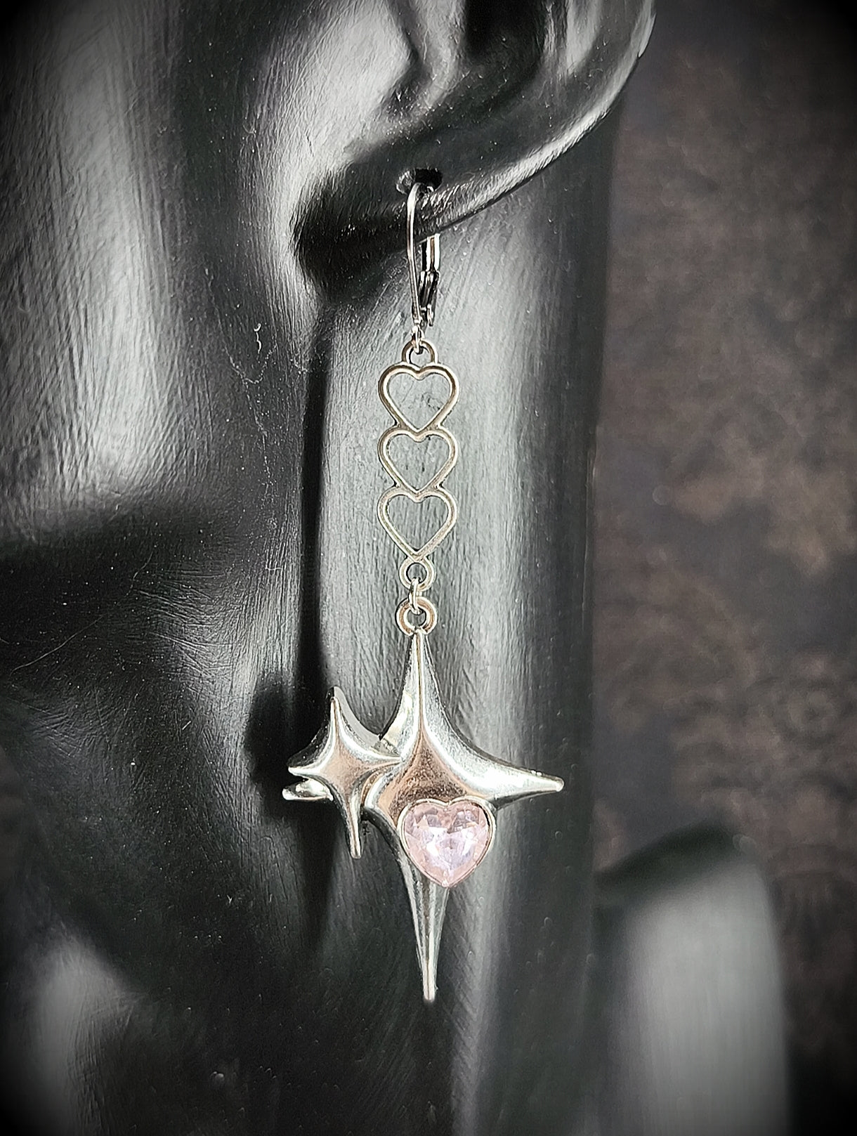 Boucles d’oreilles étoiles & cœur rose en verre vue de près 