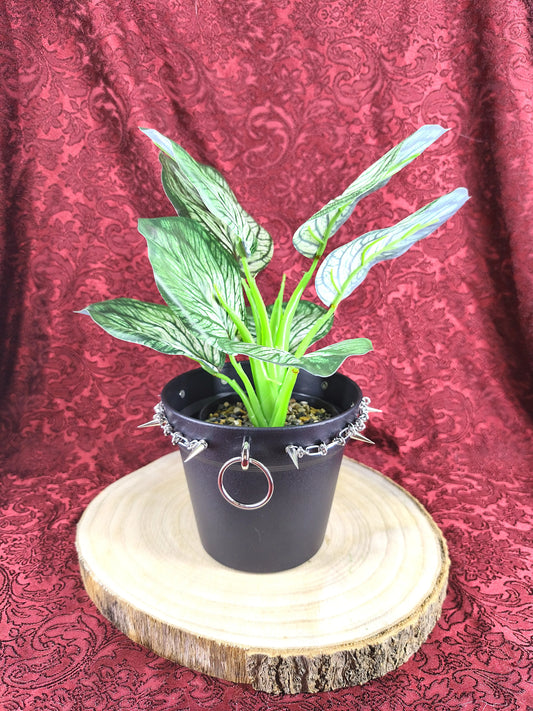 Pot de fleurs gothique customisé – Cache-pot décoratif avec anneaux, clous et chaînes