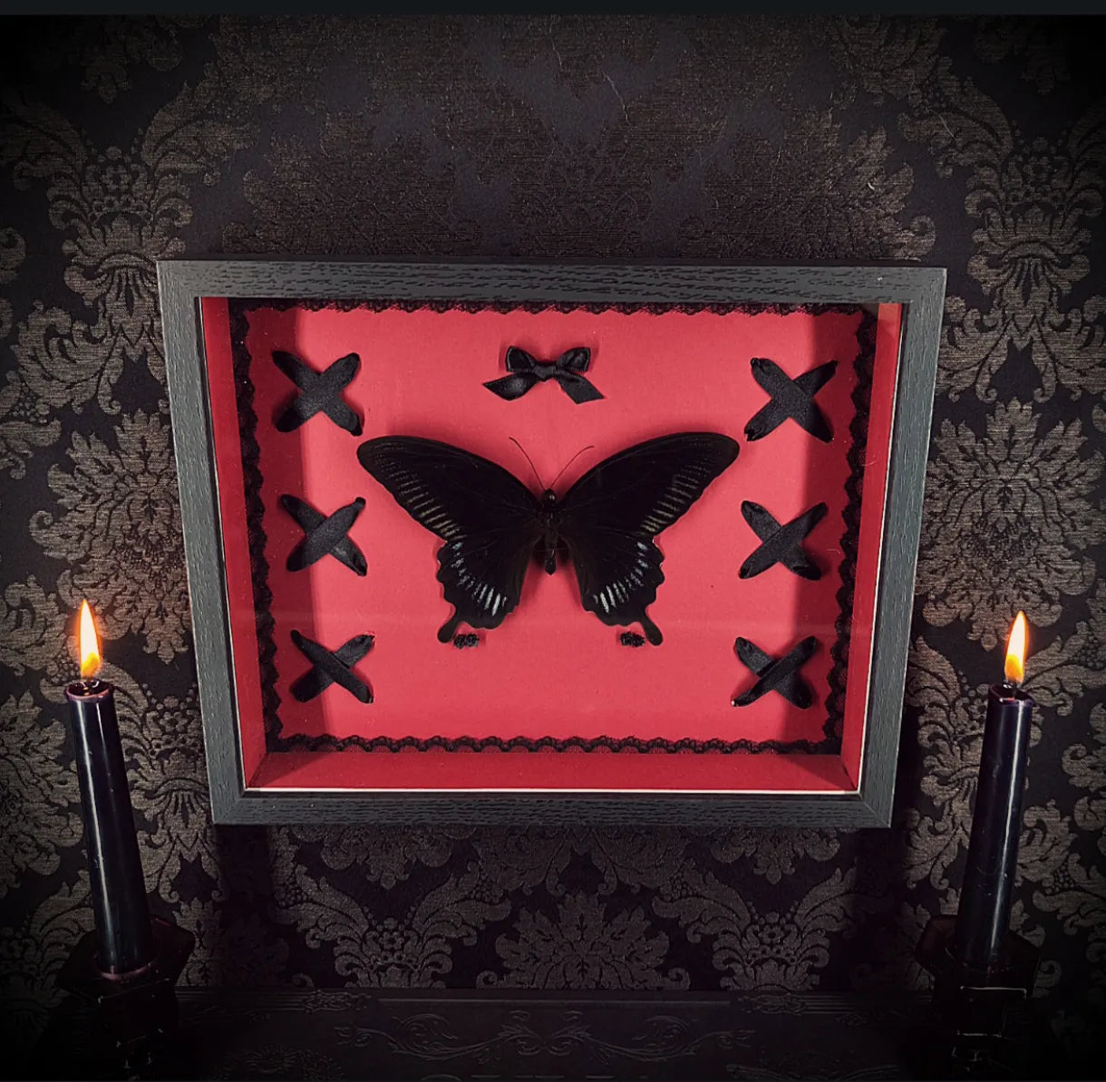 Cadre gothique fait main bordeau avec papillon, laçage et noeud 