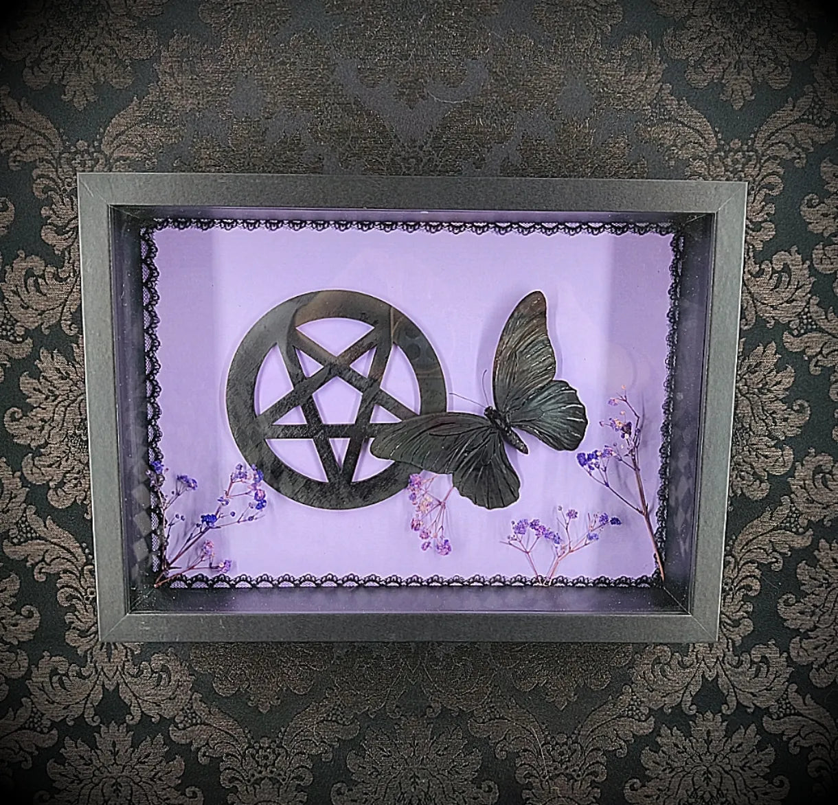 Cadre papillon noir avec pentacle et fleurs séchées violettes décoration murale gothique