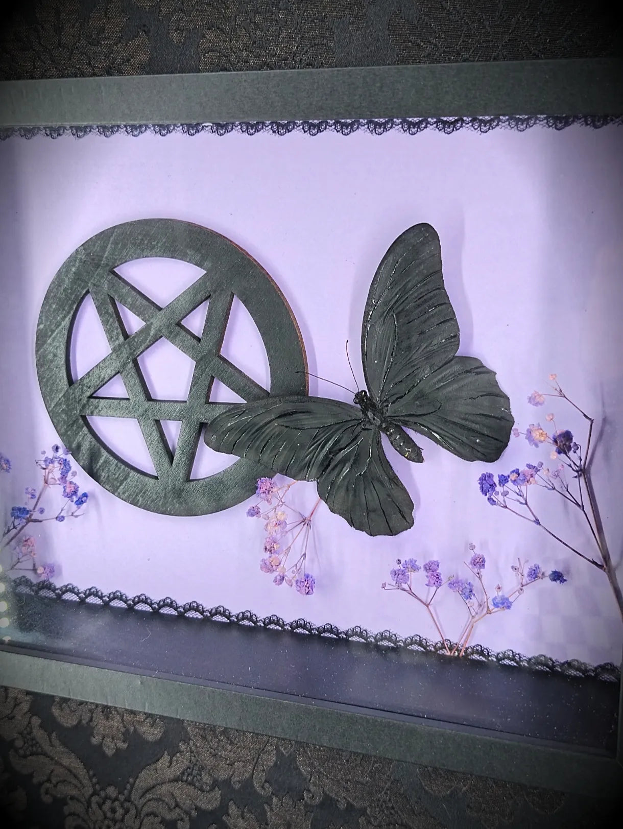 Cadre vitré fait main avec dentelle noire et fleurs séchées violettes