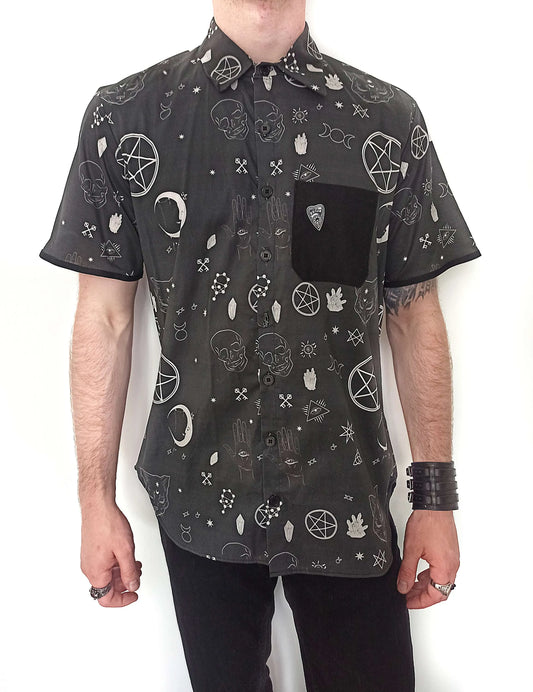 Chemise Witch Spell en coton imprimé occultes – Fait main avec pins ouija
