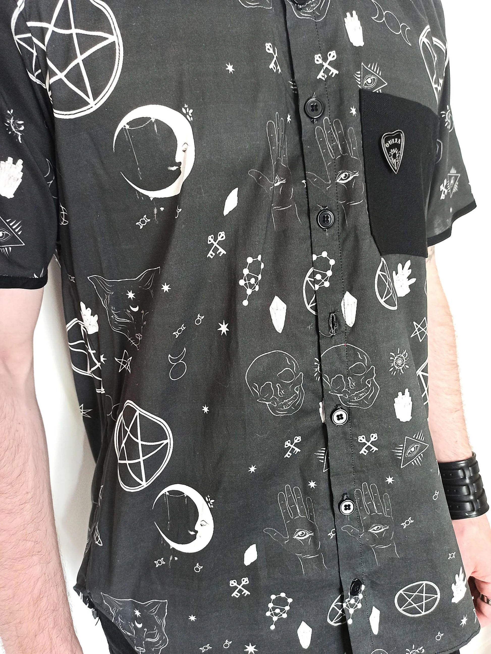 Chemise faite main éthique avec imprimés ésotériques
Détails des imprimés ésotériques à l'encre écologique