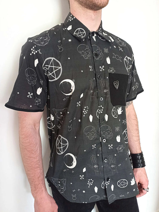 Chemise gothique Witch Spell en coton imprimé
Chemise alternative noire avec motifs occultes