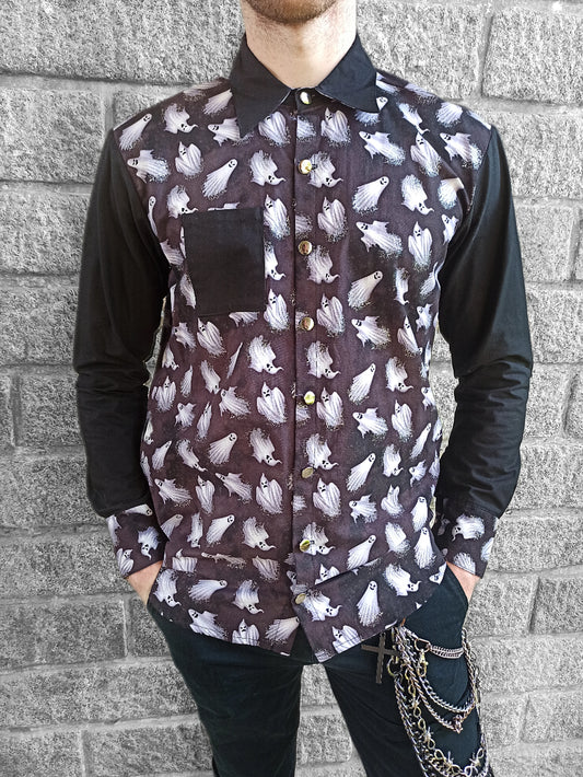 Chemise noire en coton avec empiècement fantômes à paillettes. Boutons argentés, poche poitrine. Élégante et originale. Fait main. Pièce unique.