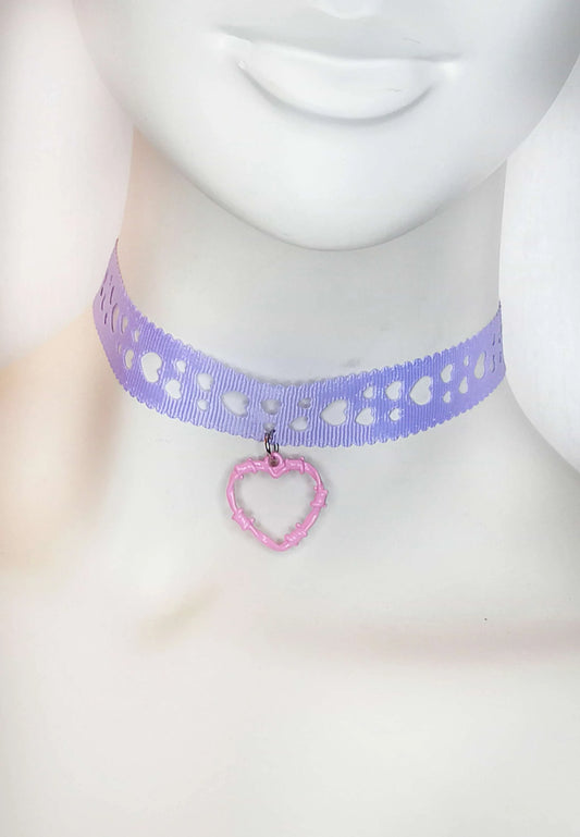 Choker pastel goth violet "Heartbreaker" – Ras de cou cœur barbelé en taffetas et métal rose