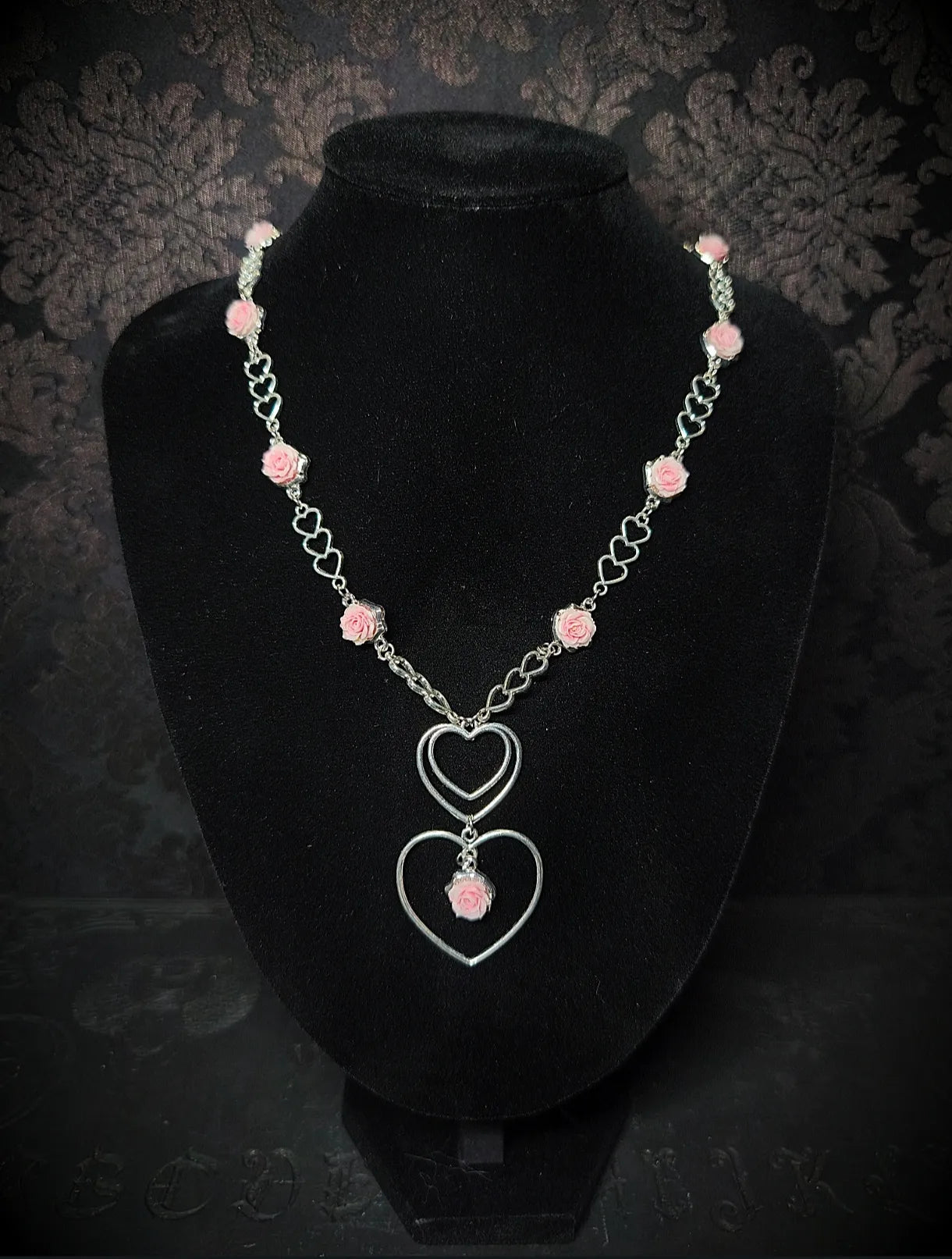 Collier Lolita kawaii avec roses roses et cœurs argentés – bijou romantique