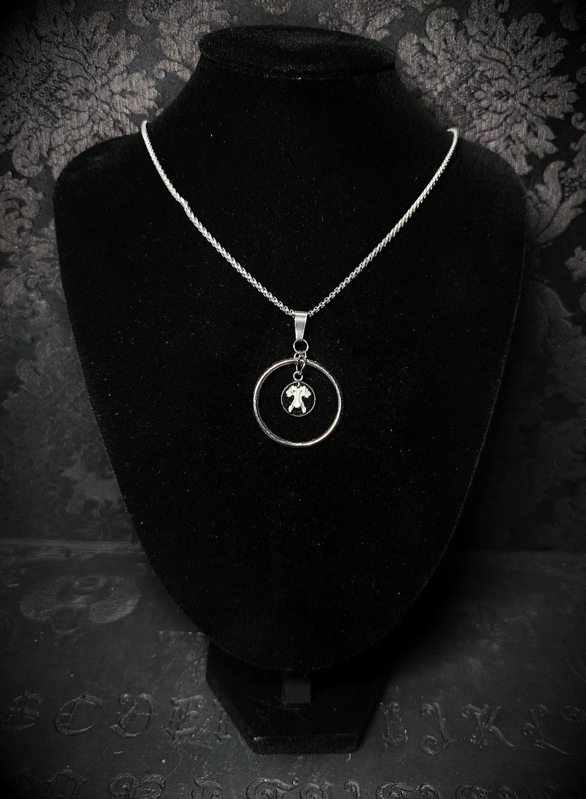 Collier Reliquaire avec véritable vertèbre de rongeur incrustée dans la résine et anneau en acier inoxydable