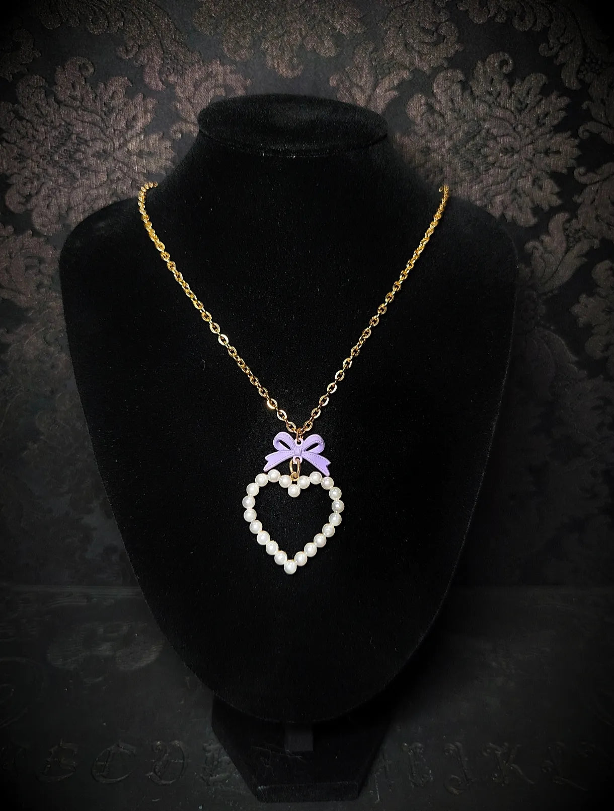 Collier coquette Cœur de Porcelaine avec pendentif cœur en perles blanches et nœud lilas sur buste noir