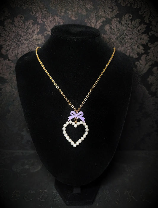 Collier coquette Cœur de Porcelaine avec pendentif cœur en perles blanches et nœud lilas sur buste noir