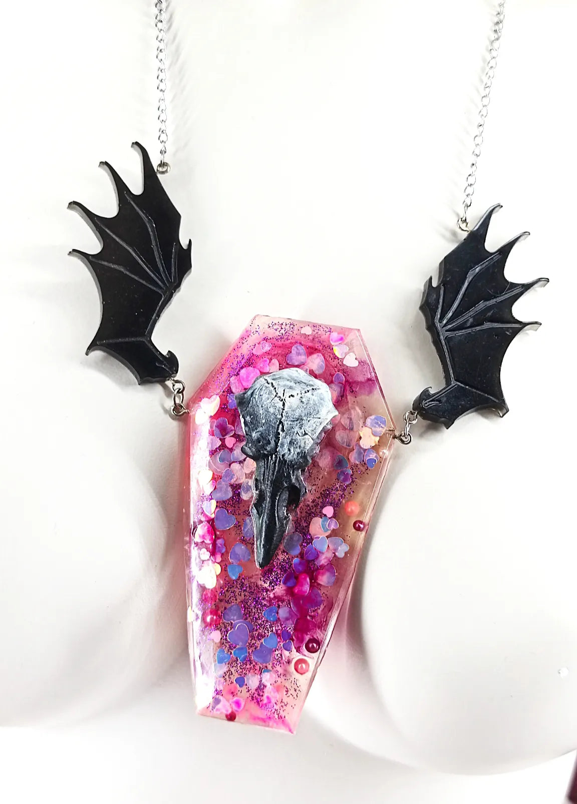 Collier dark romance avec pendentif cercueil et ailes noires